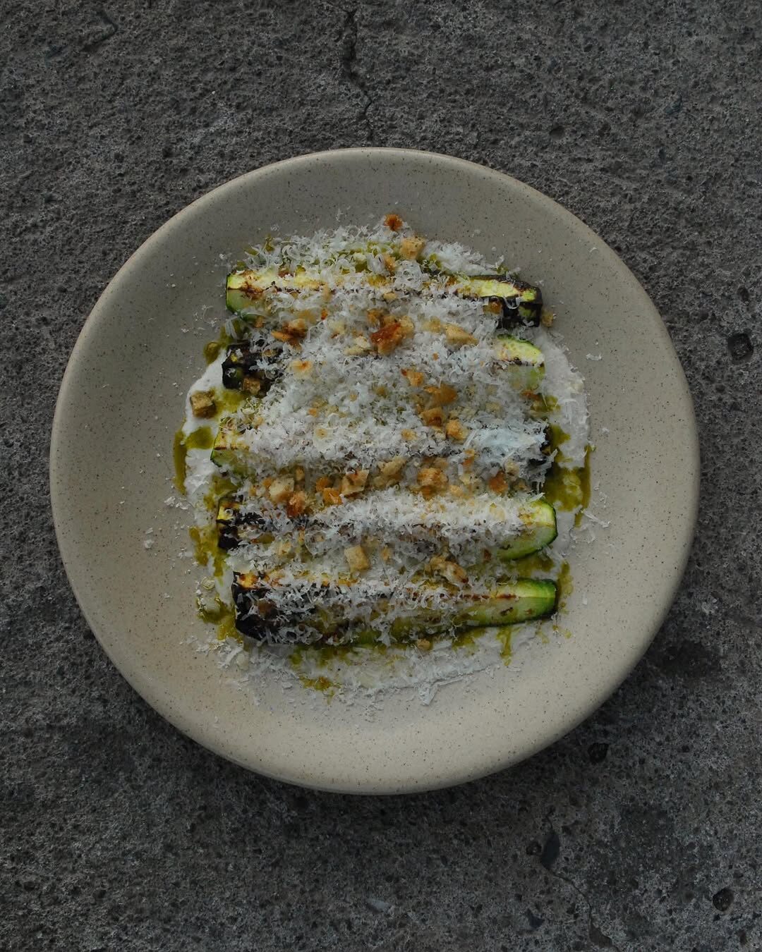 Calabacitas asadas con tahini, jocoque y migas, nuevo en el menú de Cosecha