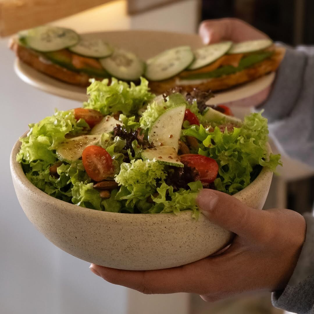 Plato fresco de temporada al mediodía