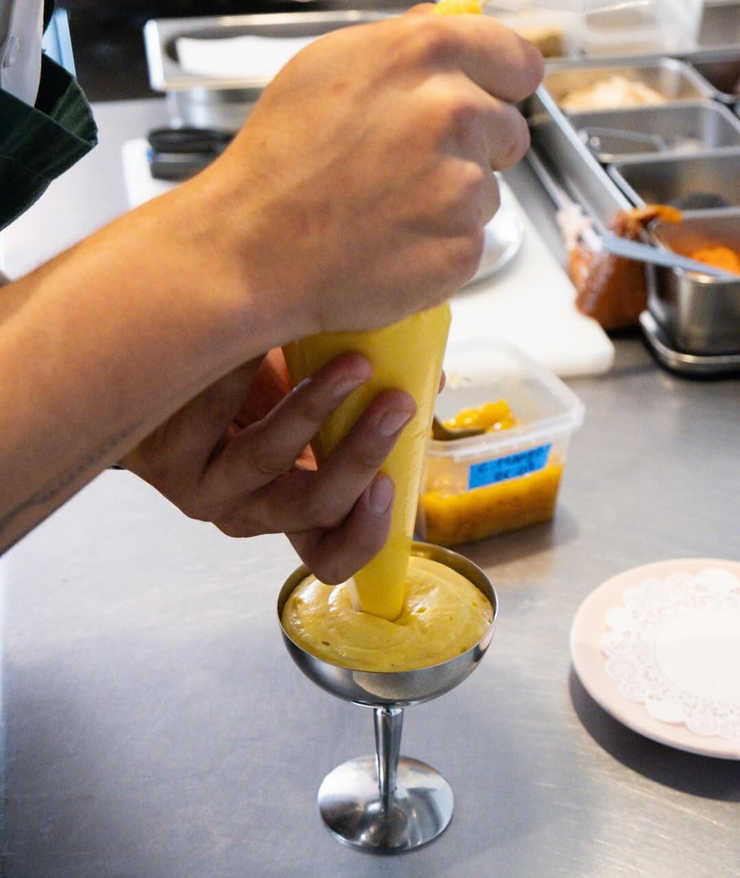 Mousse de mango servido en la cena